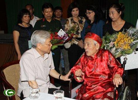 เลขาธิการใหญ่พรรคคอมมิวนิสต์เวียดนามเข้าร่วมพิธีสดุดีนักเขียน HọcPhi